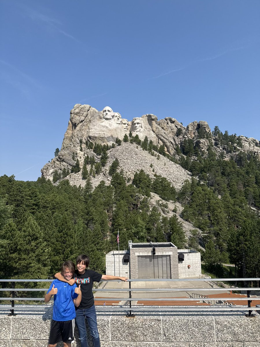 AdnardoJr's tweet photo. @marcuslemonis @CampingWorld @marcuslemonis @CampingWorld We made a few stops along the way, but three years later and we made it to Mt Rushmore! Thank you!!! https://t.co/l1anGP96ER