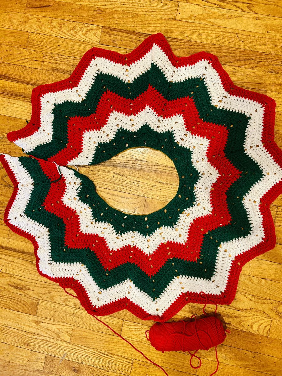 time to add more rings to my Christmas tree skirt. 

the nice thing is that regardless of size I can use it each year —on a smaller (or hopefully someday larger) tree #crochet