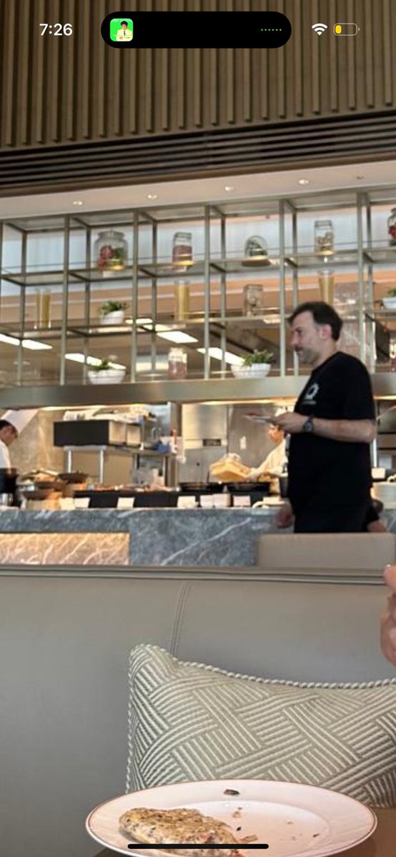 En estos instantes, Andy López Beltrán y el diputado Daniel Asaf, exmano derecha de AMLO, desayunan en el bufet del hotel Okura de Tokyo, un reconocido cinco estrellas de lujo.

La gorra y los lentes oscuros en sitios cerrados es lo de hoy en el Morena Tour.