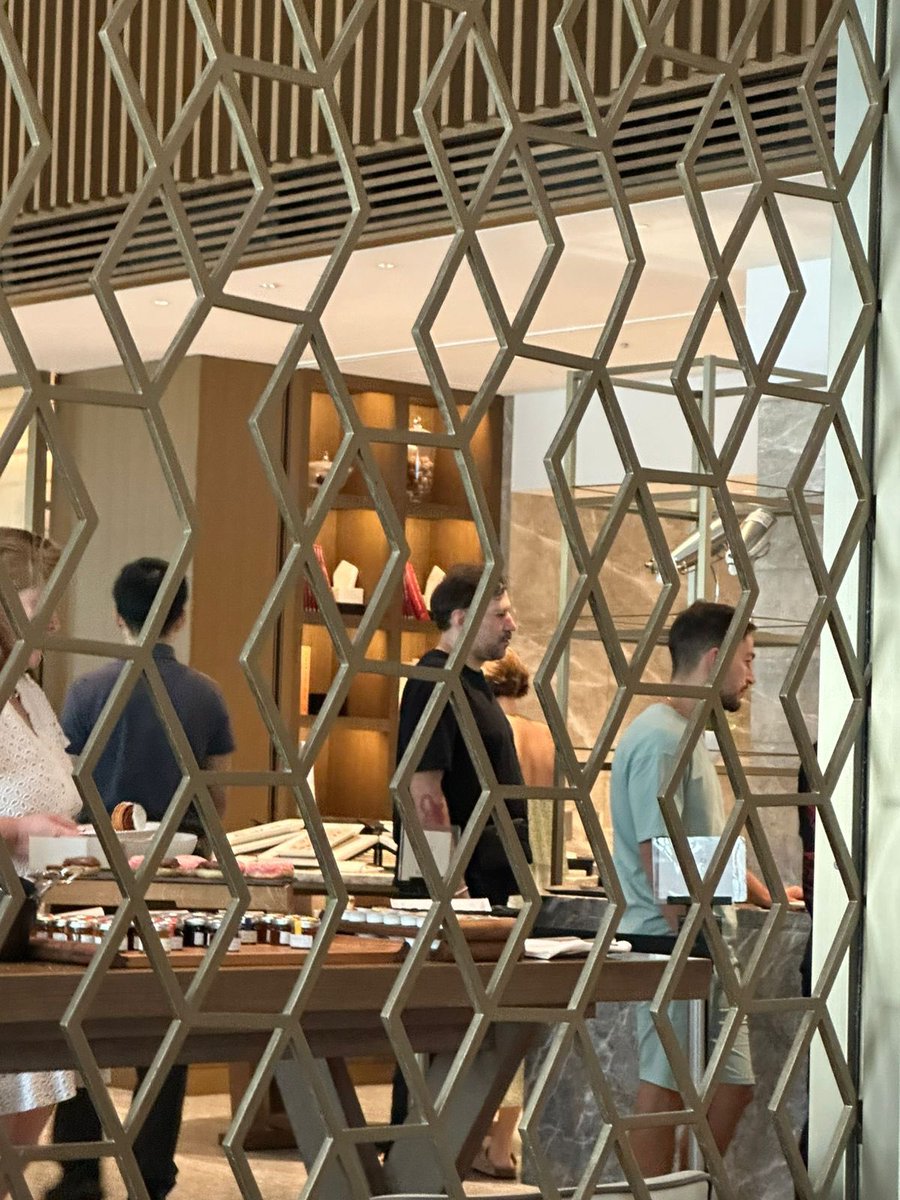 ClaudioOchoaH's tweet image. En estos instantes, Andy López Beltrán y el diputado Daniel Asaf, exmano derecha de AMLO, desayunan en el bufet del hotel Okura de Tokyo, un reconocido cinco estrellas de lujo.

La gorra y los lentes oscuros en sitios cerrados es lo de hoy en el Morena Tour.