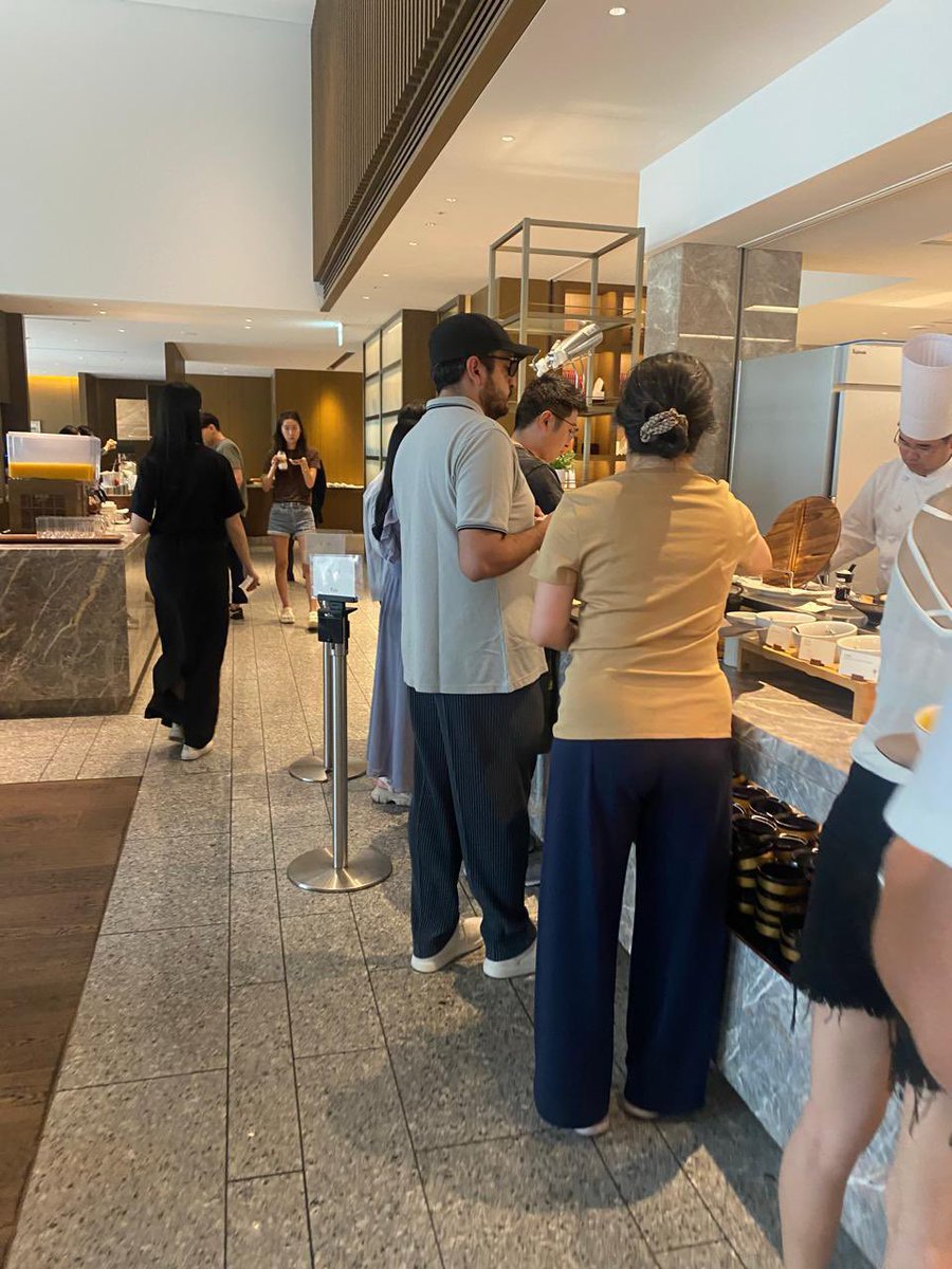 ClaudioOchoaH's tweet image. En estos instantes, Andy López Beltrán y el diputado Daniel Asaf, exmano derecha de AMLO, desayunan en el bufet del hotel Okura de Tokyo, un reconocido cinco estrellas de lujo.

La gorra y los lentes oscuros en sitios cerrados es lo de hoy en el Morena Tour.