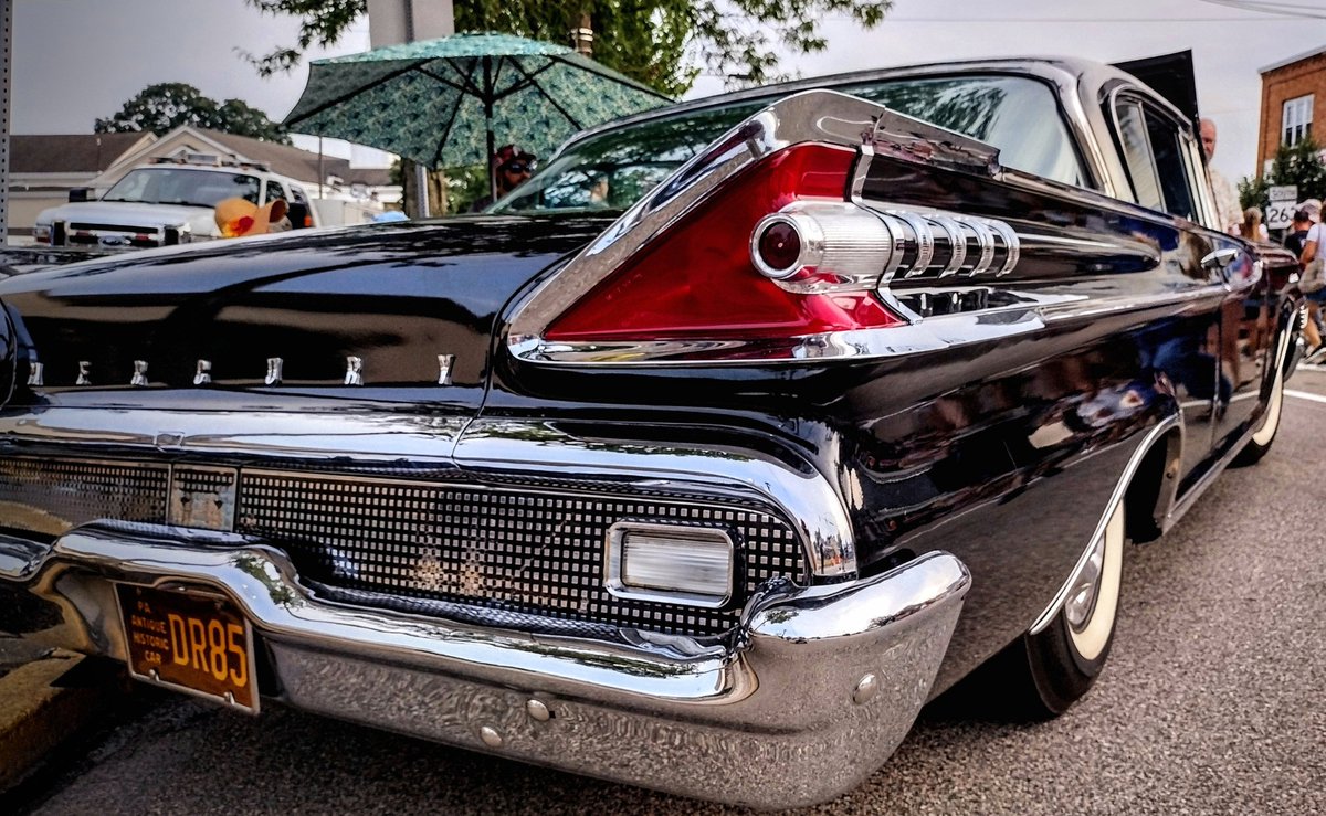 __el__toro__'s tweet image. Hard to beat late 50s / early 60s cars for details. 

As the jet age approached, more &amp;amp; more cues from aerospace found their way onto regular American vehicles.

Think about this, too -- every year manufacturers would change the styling of their cars inside &amp;amp; out, making each…