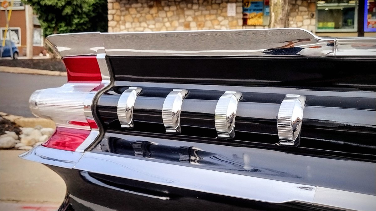 __el__toro__'s tweet image. Hard to beat late 50s / early 60s cars for details. 

As the jet age approached, more &amp;amp; more cues from aerospace found their way onto regular American vehicles.

Think about this, too -- every year manufacturers would change the styling of their cars inside &amp;amp; out, making each…