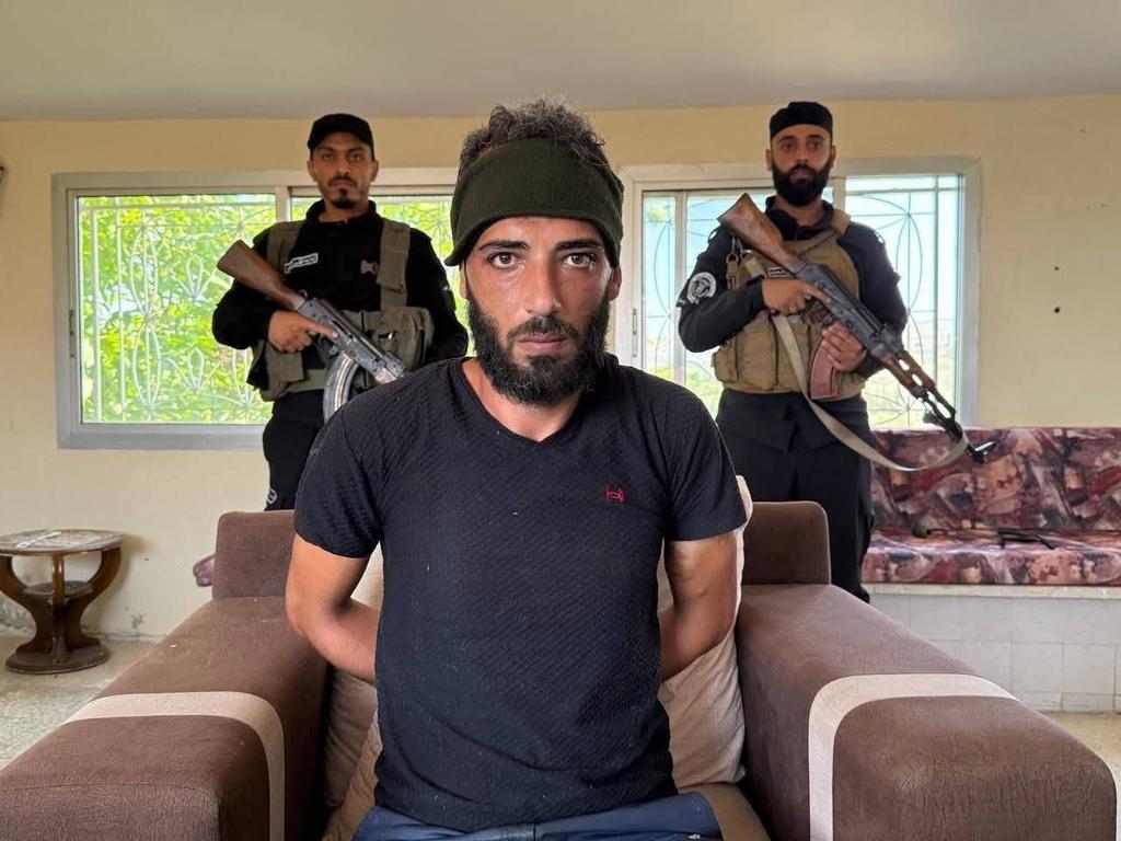 Ahmad_1alshble's tweet image. الأمن الداخلي في جبلة، تُلقي القبض على أحد قادة المجموعات الخارجة عن القانون، المجرم إبراهيم نضال عثمان،وذلك لتورطه في تنفيذ عمليات إرهابية استهدفت مواقع عسكرية وأمنية تابعة للدولة بتاريخ السادس من آذار من هذا العام هذا المجرم الذي خرج ملثم في الفيديو وتم تصويره في نفس المكان