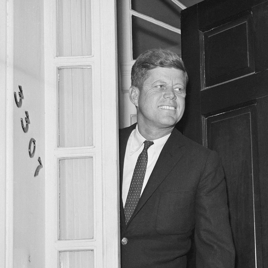 JFK_MEMORIESS's tweet image. Jack at the door of his Georgetown home, November 1960.