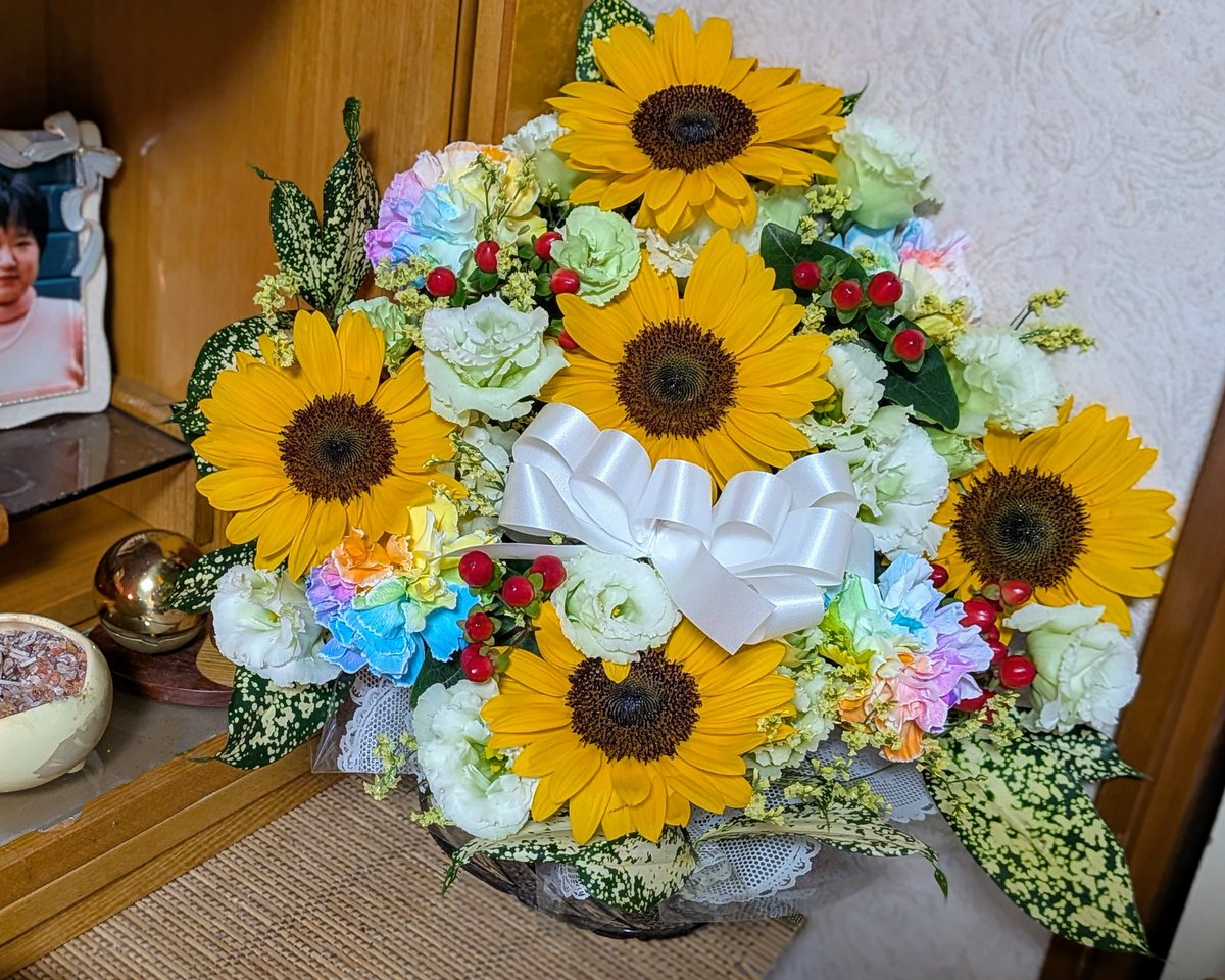 WNiMF07rVQPRtqI's tweet image. ひまわりが大好きな妹でした🌻
お誕生日おめでとう
ケーキは一昨日食べちゃったから
アイス買って帰るね😊