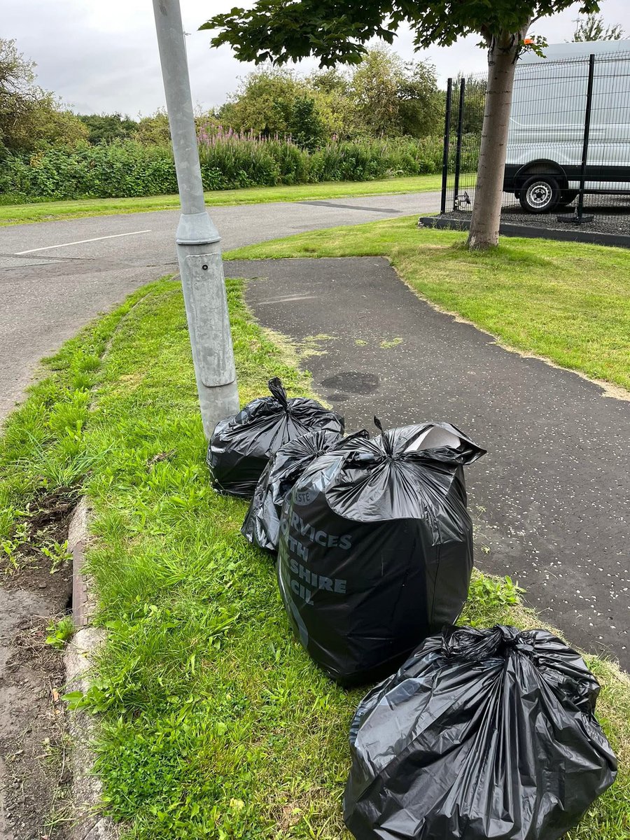 Early pick on the Sbend by Karen on Saturday 
1 small bag on sbend
Maintenance pick under the flyovers. 
1 bag plus an airfryer thrown out a car inside a bag for life ‼️

Also de weeded traffic island

4 bags in total
Thanks to NLC for the uplift.
