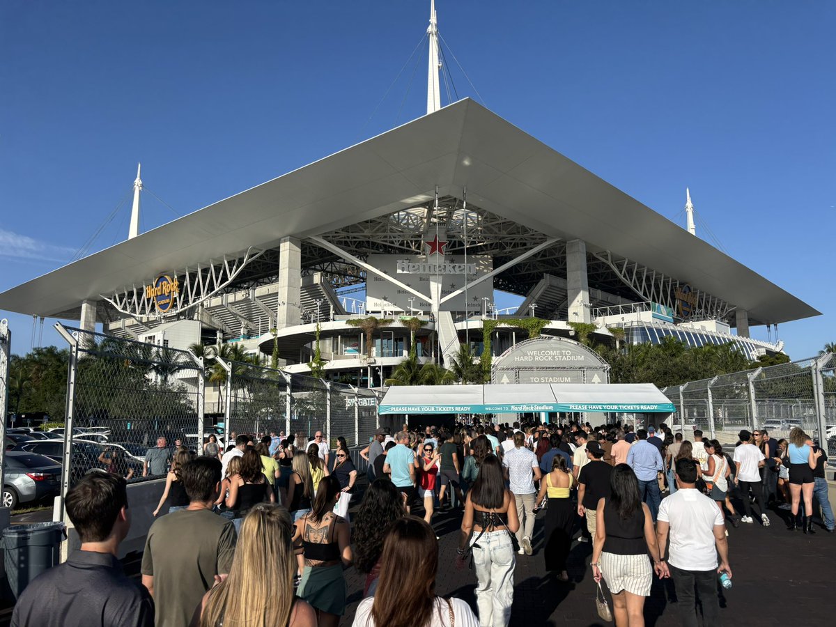 ColinDoyle_'s tweet image. The worst traffic I have ever seen but we’ve got here , can’t wait to see @coldplay again. It’s been a long wait since September of last year when they performed in Dublin. #Coldplaymiami
