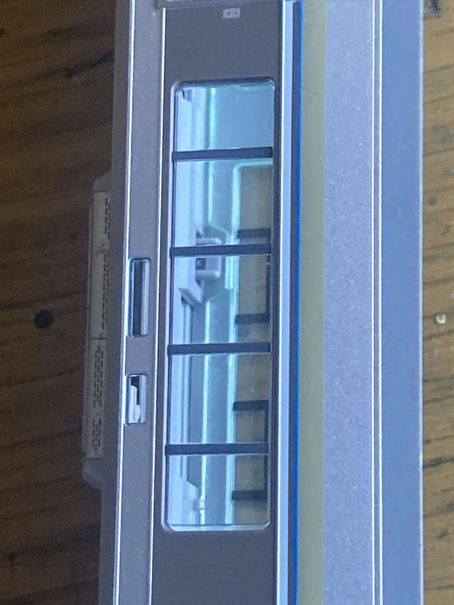 Jline22l_B11's tweet image. 223-1000のガラスは-2000のボディにハマるのか検証

→ハマりはするけど若干隙間が空く
KATOの1000ガラスを2000ボディはめるのと同じ感じ