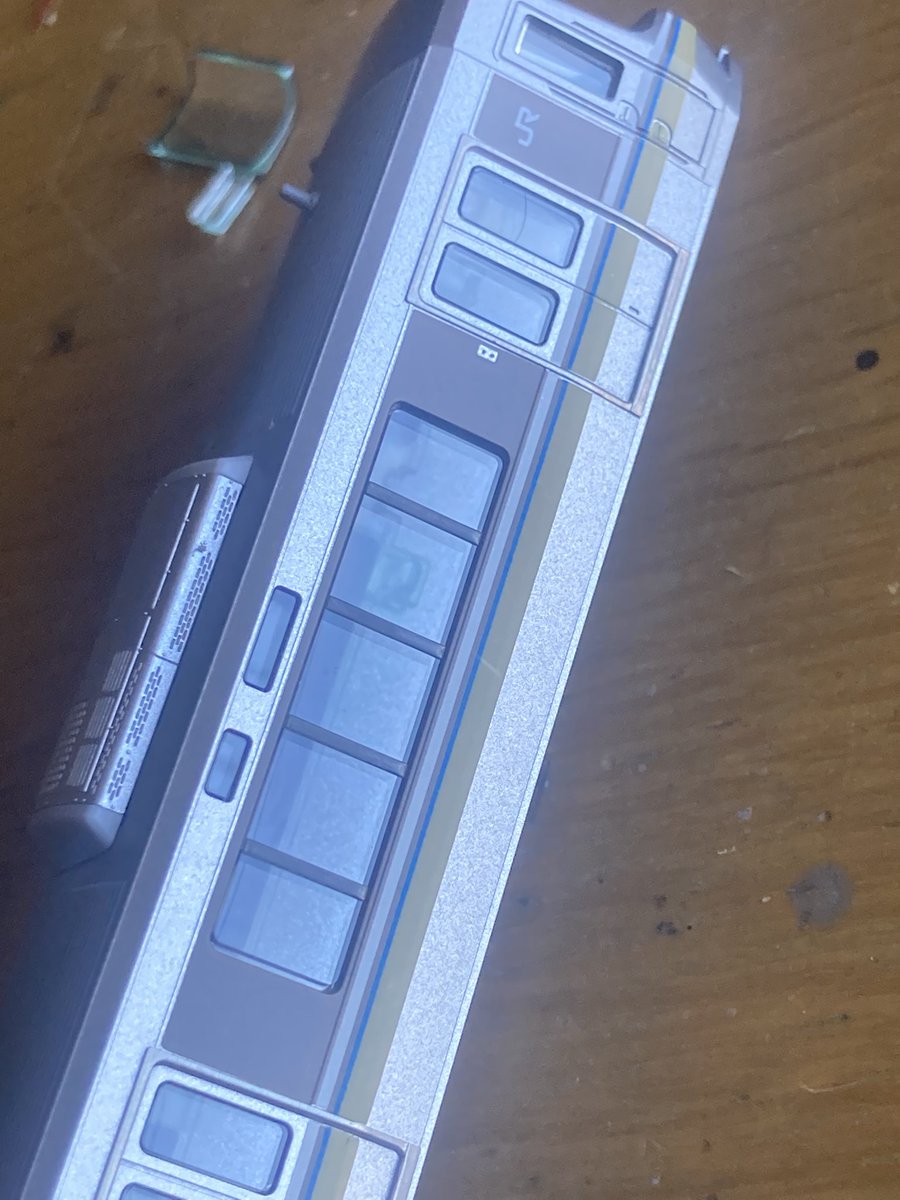Jline22l_B11's tweet image. 223-1000のガラスは-2000のボディにハマるのか検証

→ハマりはするけど若干隙間が空く
KATOの1000ガラスを2000ボディはめるのと同じ感じ