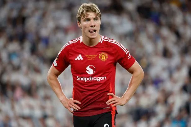 _thonX's tweet image. Ruben Amorim, what did we do for you to make us sacrifice our sleep just to see Rasmus Hojlund upfront and Mbeumo out of squad?