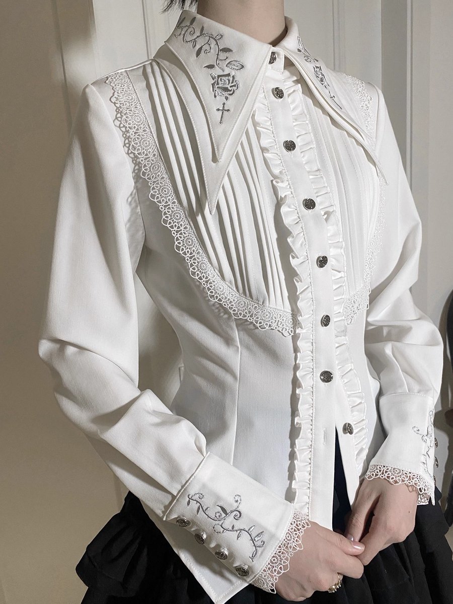 ManusxMachina's tweet image. 中世貴族の薔薇刺繍ブラウス
manus-machina.com/collections/li… 
中世ヨーロッパの貴族のお嬢様みたいな雰囲気の刺繍ブラウス。十字架と薔薇が刺繍されており、袖口は折り返されて、蔦が刺繍されています。胸部分はフリルとプリーツとレース刺繍が装飾されています。華麗な雰囲気を漂わせたお嬢様に。