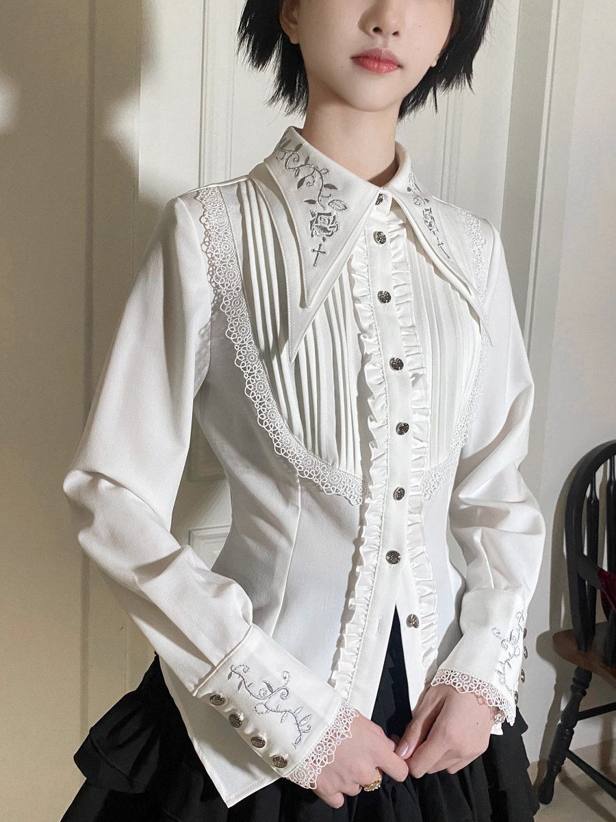 ManusxMachina's tweet image. 中世貴族の薔薇刺繍ブラウス
manus-machina.com/collections/li… 
中世ヨーロッパの貴族のお嬢様みたいな雰囲気の刺繍ブラウス。十字架と薔薇が刺繍されており、袖口は折り返されて、蔦が刺繍されています。胸部分はフリルとプリーツとレース刺繍が装飾されています。華麗な雰囲気を漂わせたお嬢様に。