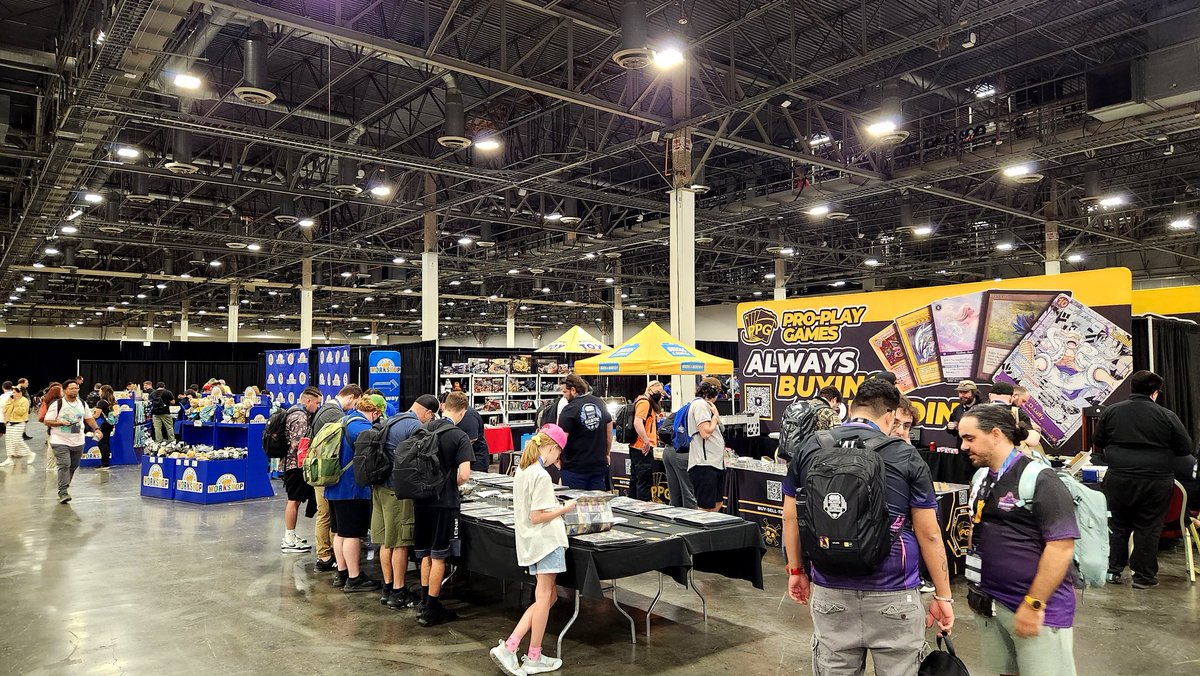 MaindeckGames's tweet image. So many amazing souvenirs to walk home with from the #StarWarsUnlimited Galactic Championship!! Incredible artwork, treatments, merch, and a great variety of vendors on site!