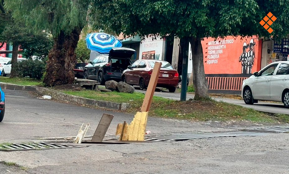 QuadratinVial's tweet image. 🔴 #Morelia | ¡En pésimas condiciones! Vecinos han tenido que buscar soluciones a esta situación.
Así se ve la alcantarilla ubicada en Paseo del Fresno, esquina con Bulevar de las Primaveras. 🕳️ ❌
📷: Alejandra Macedo/Quadratín Michoacán.