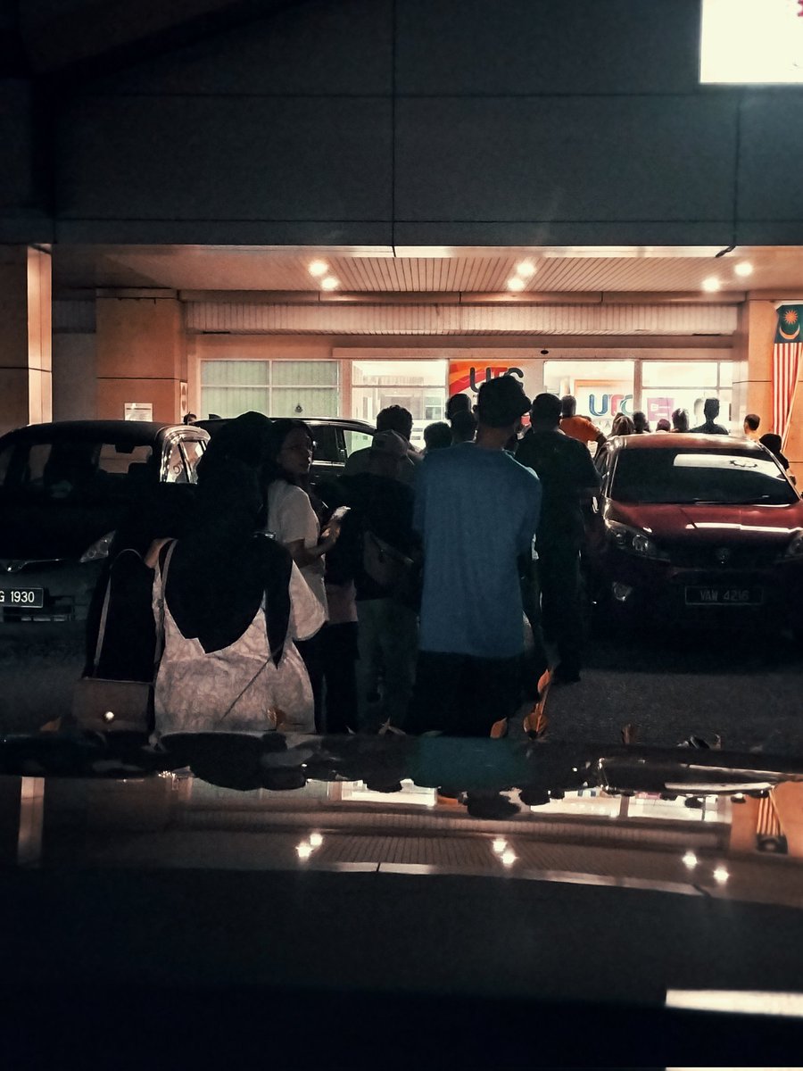 lyannahassan's tweet photo. 6:40am. Still no sign of the entrance opening. And, that doesn’t mean you’ll get a number. You could be queuing for hours and still leave empty-handed. 
It’s been like this forever, sejak kecik pun macam ni.

Change? Jangan harap. Patience? Kena setinggi bulan. https://t.co/BSbbRNsIxH