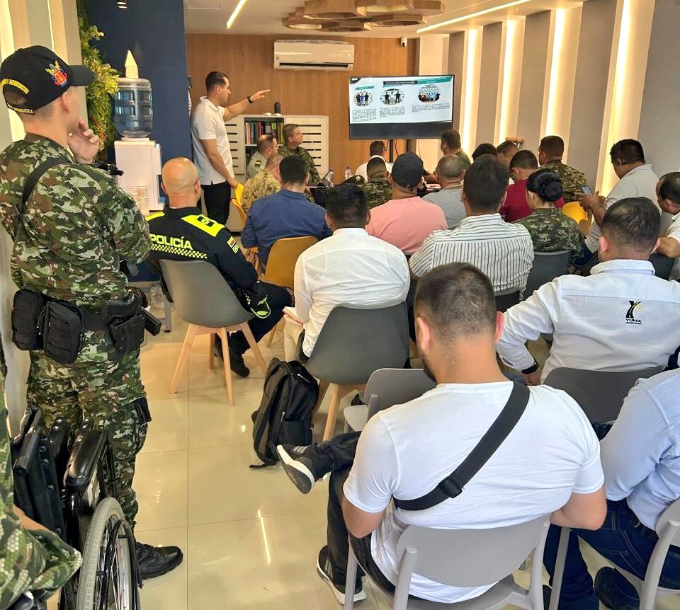 Ejercito_Div1's tweet image. Santa Marta el @GaulaMilitares de la Segunda Brigada, en un esfuerzo conjunto con diversos gremios del departamento del #Magdalena, participó en una mesa de trabajo interinstitucional clave. El objetivo principal de este encuentro fue crear y fortalecer estrategias para combatir…