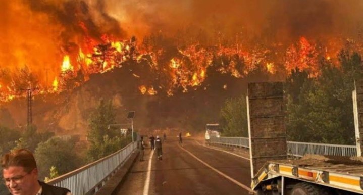Burcukutay1's tweet photo. Bunların hiçbiri kader değil.
Bu katliam. Bu ihmâl. Bu beceriksizlik. Bu utanmazlık!

Felâketin adı artık sadece “doğal” değil, “siyasal felâket”.
Yangın çıkar… Halk hortumla, kovayla, elleriyle alevlere saldırır.
Deprem olur… Enkaz başında bağıran, ağlayan, taş taşıyan yine halktır.

Peki devlet nerede?

Kurtarma ekipmanları eksik. Koordinasyon sıfır.
Ama kameralar açıldığında tam kadro oradalar:
Ceket ilikli, yüzler donuk, gözler hesapta.

#vatanyanıyor
#karabükyanıyor 
#bursayanıyor
#ankarayanıyor