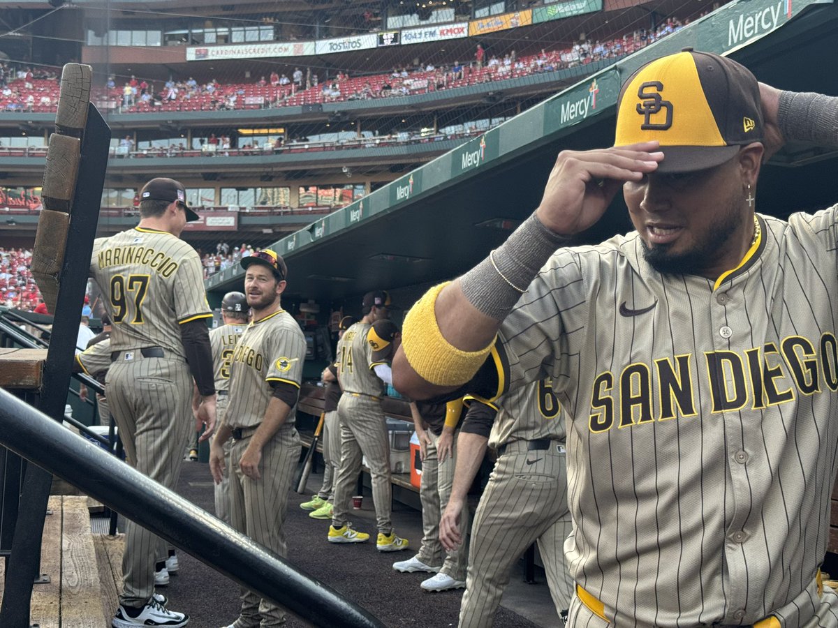 TimVizerPhoto's tweet image. Game time at Busch Stadium as the Cards host the Padres. I am shooting for Imagn Images. timvizerphotography.com @imagncontent #SportsPhotographer