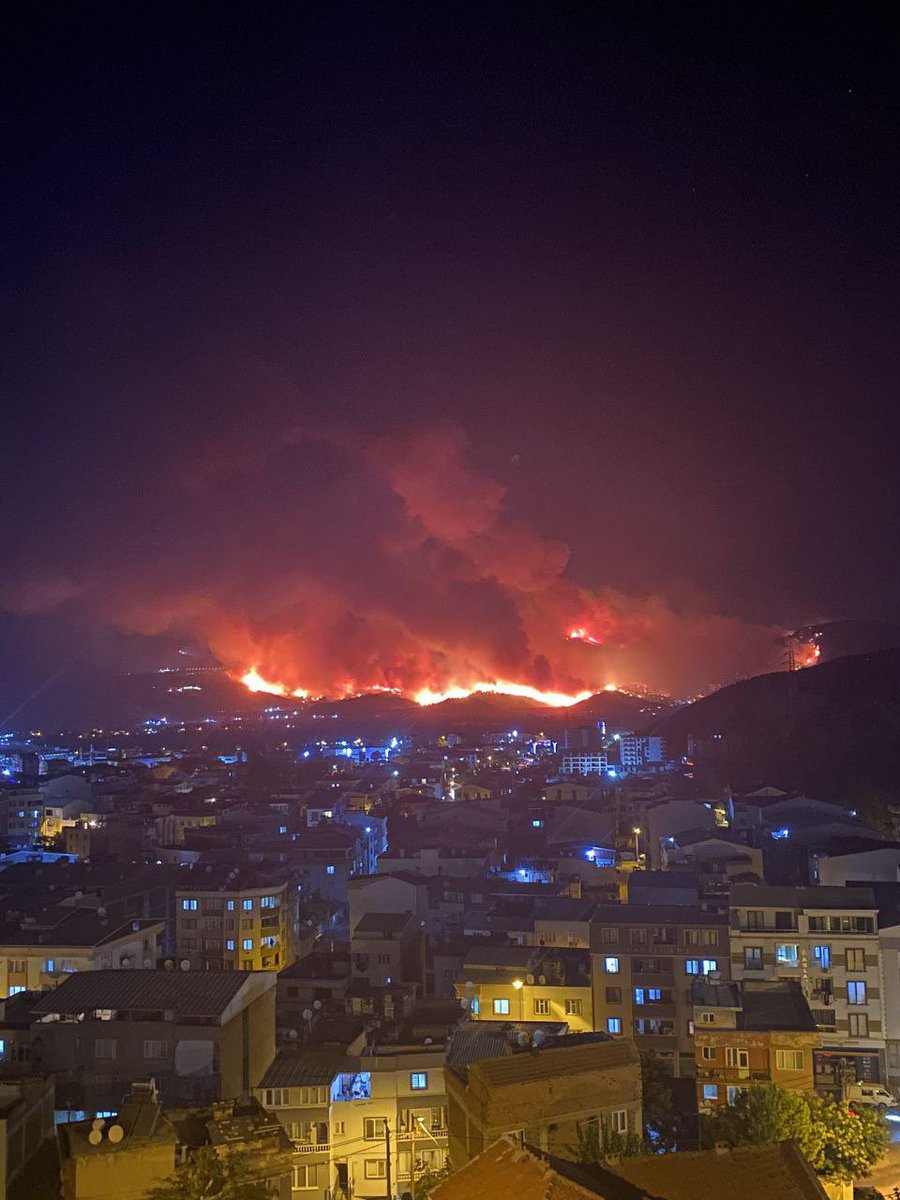 kcdplatformu's tweet image. Bursa, Karabük ve Kahramanmaraş'ta yangınlar devam ederken yetkililer kamuoyuna hamaset dolu açıklamalar yapıyor. Oysa kısa süre önce Eskişehir’de 10 orman işçisi hayatını kaybetti. Bu kayıpların sorumluluğu hâlâ üstlenilmiş değil, tedbirsizlik ve ihmaller sürüyor. Kaynaklar…