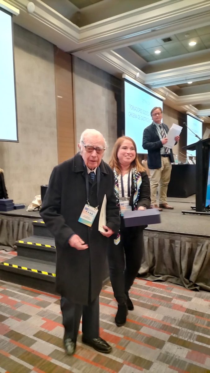 Entregando reconocimiento con el premio 🥇 pioneros en Gastroenterología 🥇 a Dr Carlos Quintana, un orgullo para <a href="/ACTECCU/">ACTECCU</a> 
Visibilizando la Eii <a href="/CrohnColitisCL/">Crohn Colitis Chile</a>