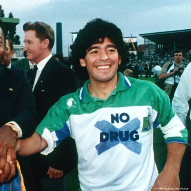 IlloJuan con el cartel de InfoJobs