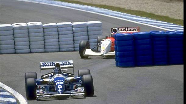 QuickNickRacing's tweet image. 1994年スペインGPに突然現れた臨時のタイヤバリアシケイン。
F1が初めて"恐怖"に向き合い「変わらなきゃ」と本気で思ったとき。
この区間は"追い越し禁止"という歴史的にも極めて珍しい事例。
見た目はチープ、でもF1史の中ではめちゃくちゃ重い。
1994年の空気ってそういうこと。