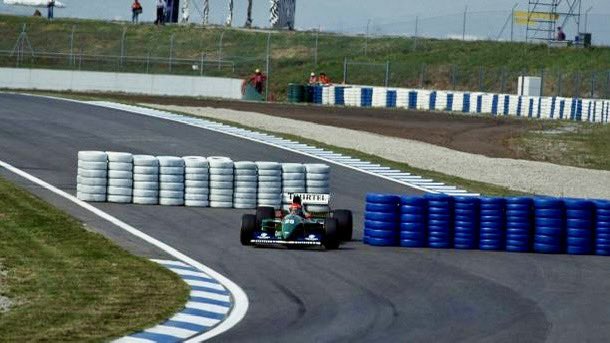 QuickNickRacing's tweet image. 1994年スペインGPに突然現れた臨時のタイヤバリアシケイン。
F1が初めて"恐怖"に向き合い「変わらなきゃ」と本気で思ったとき。
この区間は"追い越し禁止"という歴史的にも極めて珍しい事例。
見た目はチープ、でもF1史の中ではめちゃくちゃ重い。
1994年の空気ってそういうこと。
