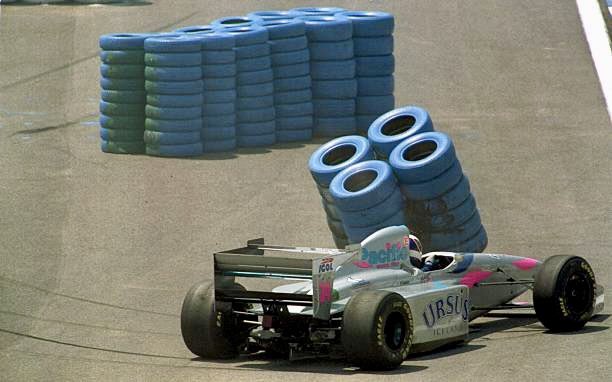 QuickNickRacing's tweet image. 1994年スペインGPに突然現れた臨時のタイヤバリアシケイン。
F1が初めて"恐怖"に向き合い「変わらなきゃ」と本気で思ったとき。
この区間は"追い越し禁止"という歴史的にも極めて珍しい事例。
見た目はチープ、でもF1史の中ではめちゃくちゃ重い。
1994年の空気ってそういうこと。