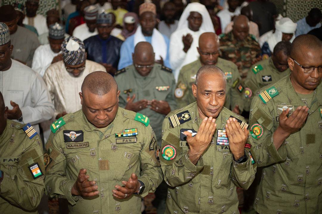 NigerAR's tweet image. Prière Collective de Kunut à la Grande Mosquée de Niamey
Ce matin, à l’occasion de la fête Nationale du 26 juillet, consacrée à la Journée Nationale de la Souveraineté et du Patriotisme, une prière collective de Kunut et une lecture du Saint Coran ont eu lieu à la Grande Mosquée…