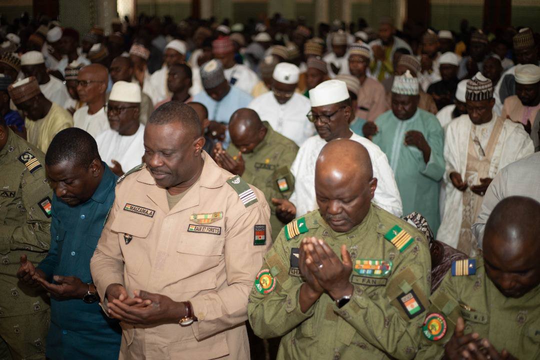 NigerAR's tweet image. Prière Collective de Kunut à la Grande Mosquée de Niamey
Ce matin, à l’occasion de la fête Nationale du 26 juillet, consacrée à la Journée Nationale de la Souveraineté et du Patriotisme, une prière collective de Kunut et une lecture du Saint Coran ont eu lieu à la Grande Mosquée…