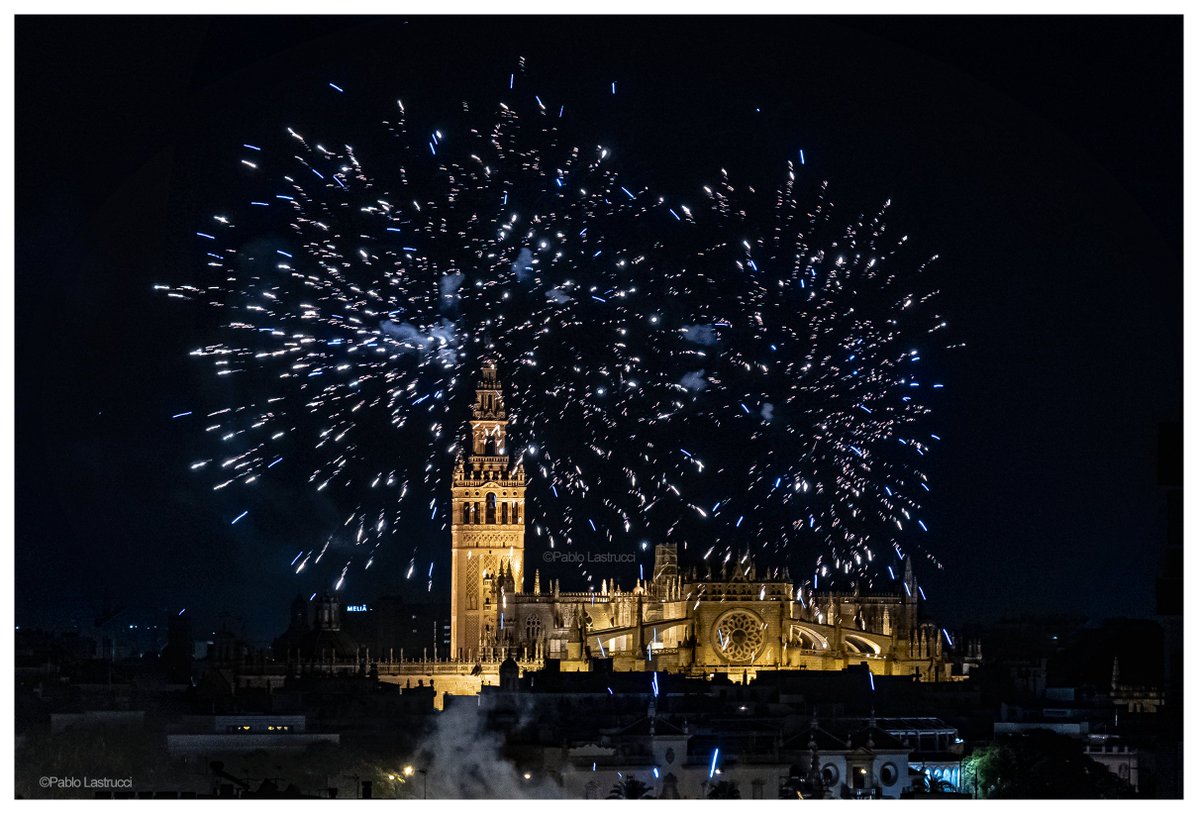 PabloLastrucci's tweet image. «Sevilla es como soñar con el cielo».
#VeláSantaAna25 #LaVeladaDelAñoV