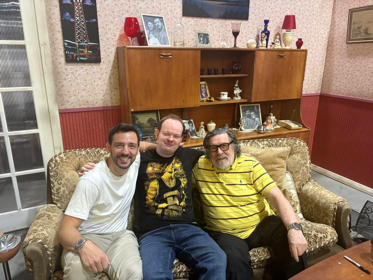ThomasLC94's tweet image. “Anthony, if that’s the invisible man, tell him I can’t see him.”

Me with #RalfLittle and #RickyTomlinson

#RoyleFamily #AnthonyRoyle #JimRoyle 

@comconmanc
