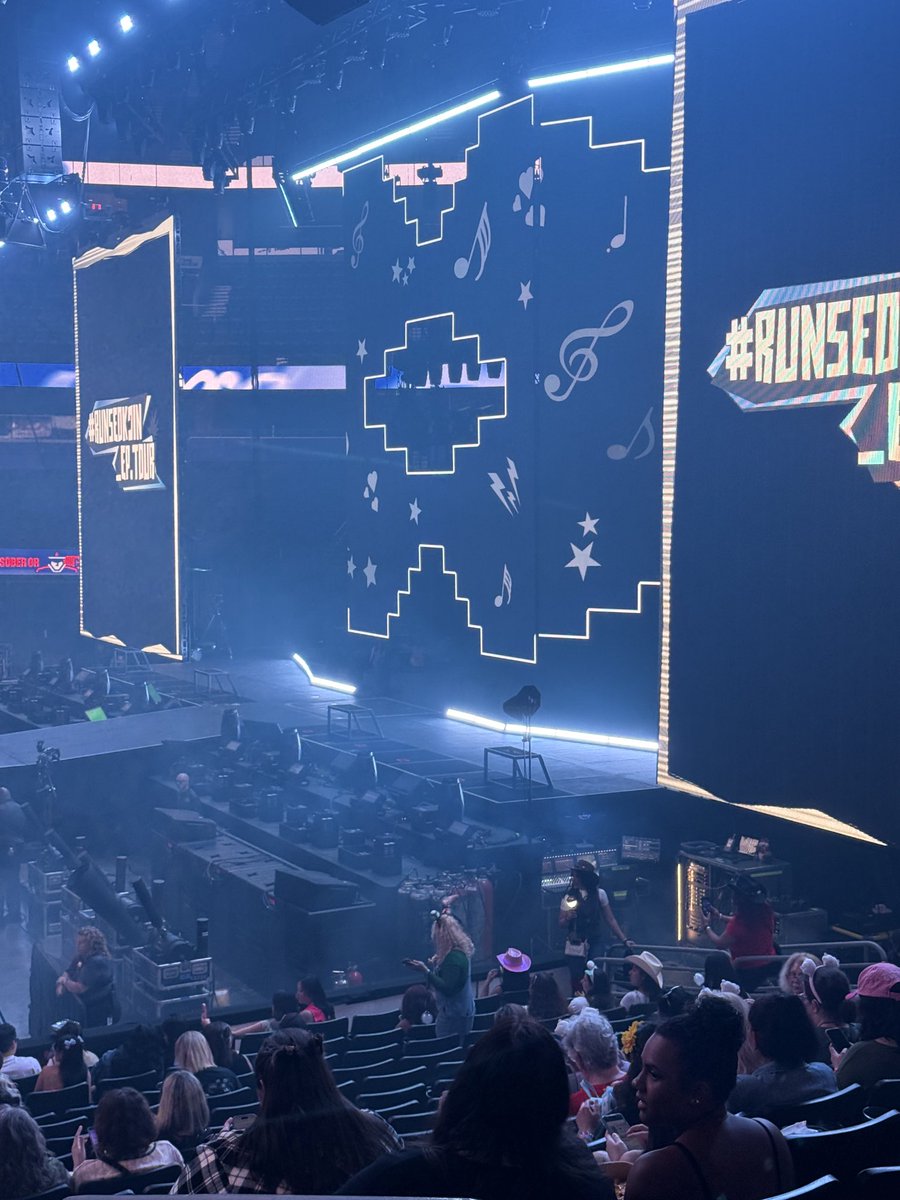 smeraldofiore7's tweet image. ARMY get thyself to Tampa - Amalie is a small arena and we are SO close. Back of section 130. #RUNSEOKJIN_epTOUR_TAMPA