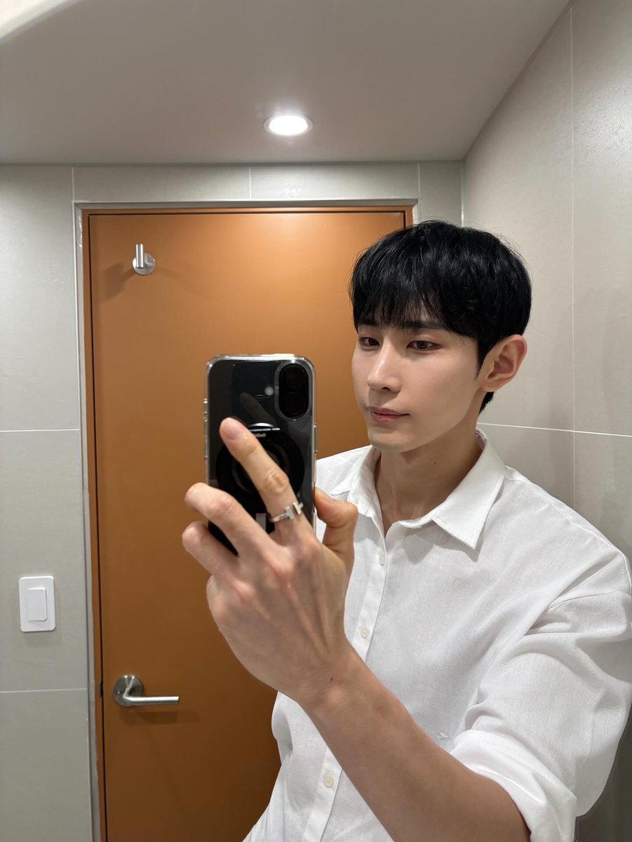 VAVNews2015's tweet image. 250726 lou.vav IG update

"😎😎😎"

#VAV #브이에이브이 #LOU #로우