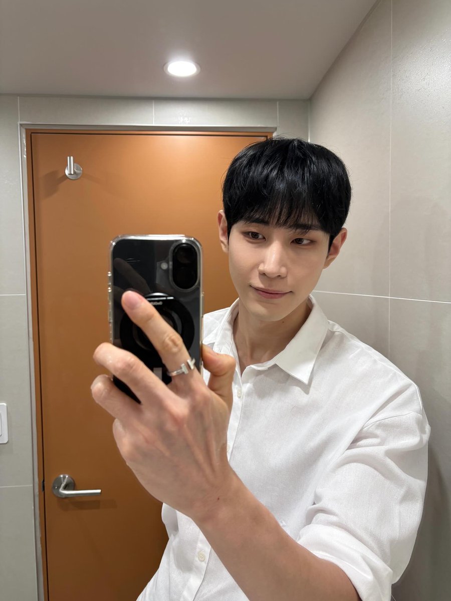 VAVNews2015's tweet image. 250726 lou.vav IG update

"😎😎😎"

#VAV #브이에이브이 #LOU #로우