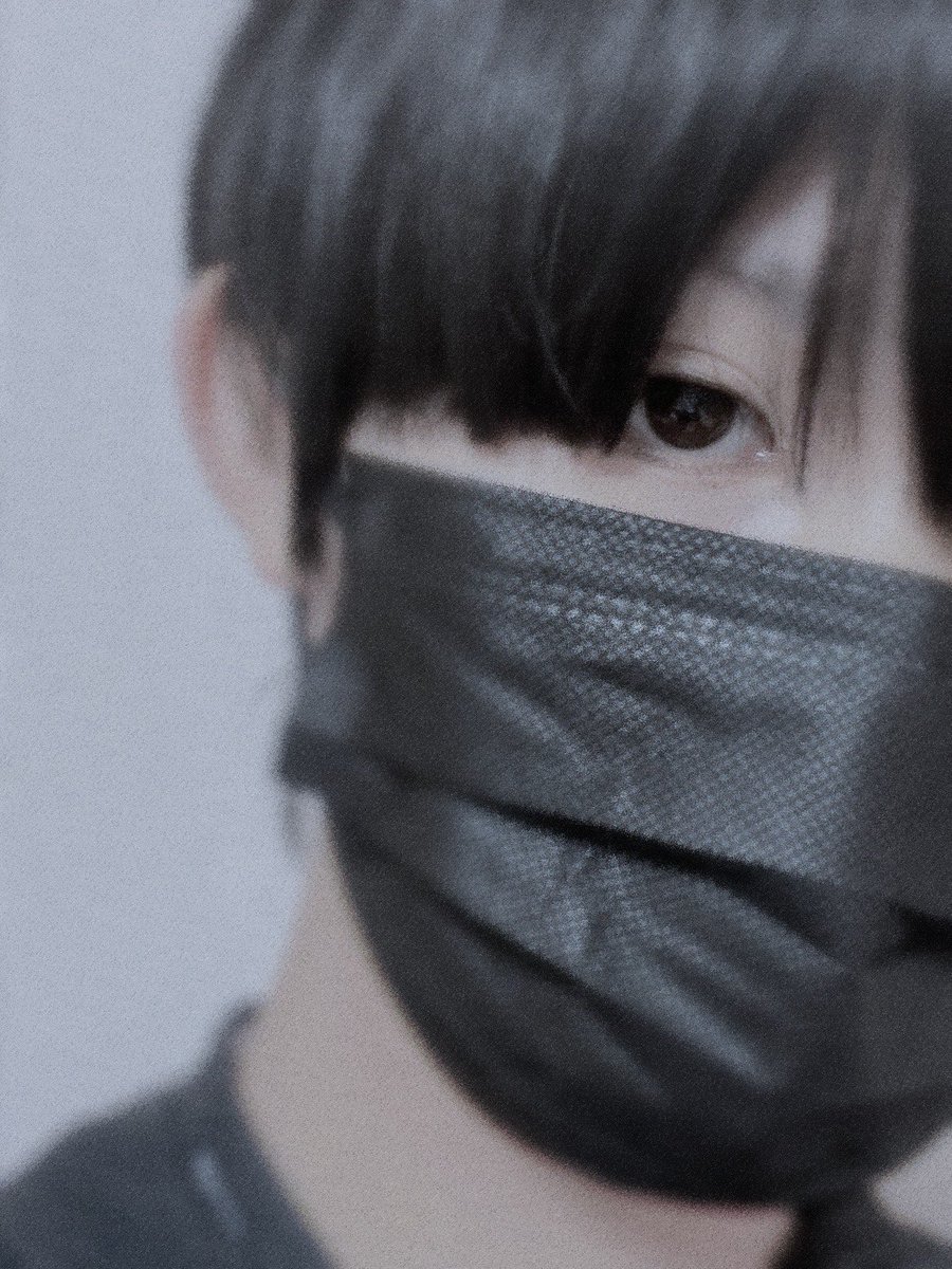 tttttt0303p's tweet image. 中2の頃の初男装の画像出てきてビビってるめっちゃ片目界隈