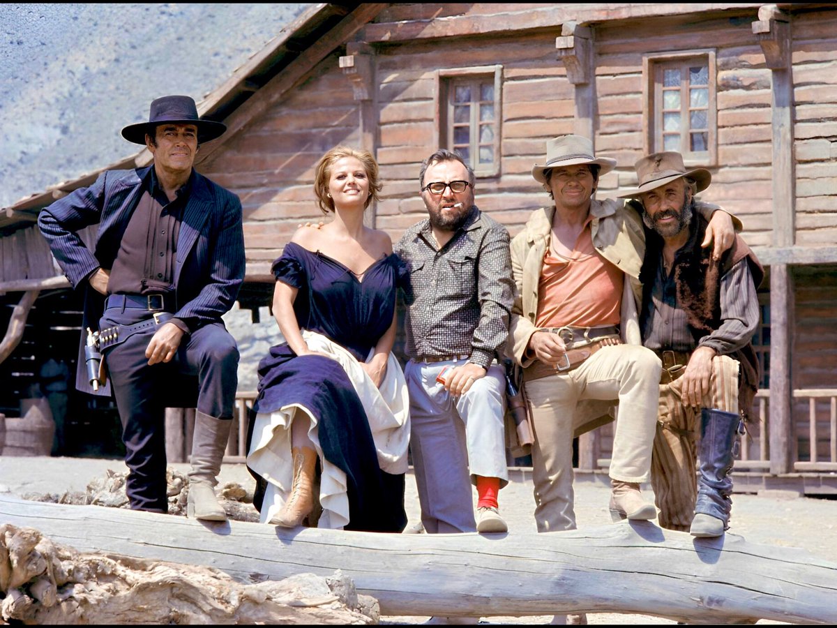 NevilleFChambe1's tweet image. Jason Robards pictured here on location at Tabernas, Almería in Spain on the set of “ONCE UPON A TIME IN THE WEST” (1968) with Henry Fonda, Claudia Cardinale, Sergio Leone and Charles Bronson
🎬 Paramount Pictures
🎞 Euro International Films
