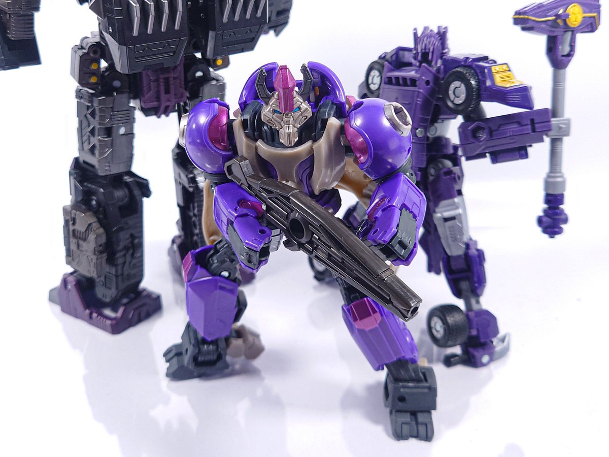 PS_Sirenstrike's tweet image. SSONEバンブルビーの目玉は純正品の汎用ブラスターが付いてくること!
1パーツ成形だけど造形のバランスが劇中に近くて中々良いと思います
グリップのガードが省略されてるけど手首の形状が特殊なキャラにも持たせられるね