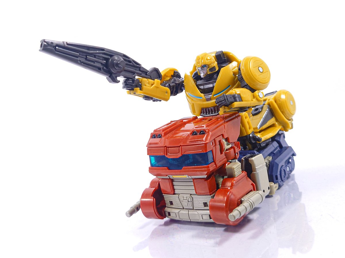 PS_Sirenstrike's tweet image. SSONEバンブルビーの目玉は純正品の汎用ブラスターが付いてくること!
1パーツ成形だけど造形のバランスが劇中に近くて中々良いと思います
グリップのガードが省略されてるけど手首の形状が特殊なキャラにも持たせられるね