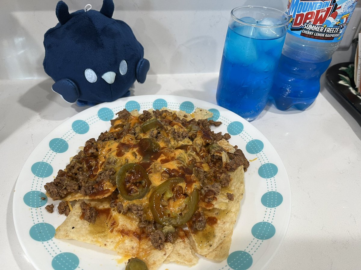 RizzlyBearCD's tweet image. Nacho night for this little Jailbird. And some Mountain Dewissa… 😉💙
#RissaLIVE #RavenSnacks
