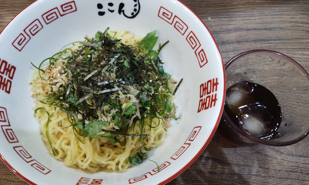 mzkatz1413's tweet image. おうち麺の朝ラー。
常磐朝市にて
次郎長屋さんで購入した
藤原製麺さんの北海道山わさびざるラーメン。
具は千切りサラダ昆布、鰯節、
ネギ等の薬味、海苔、胡麻を用意。
ストレートのつけ汁。自分には濃い目なので氷で調節。
山わさびは辛み油なので辛さをみながら少しずつ。ツーンと辛みを楽しむ。