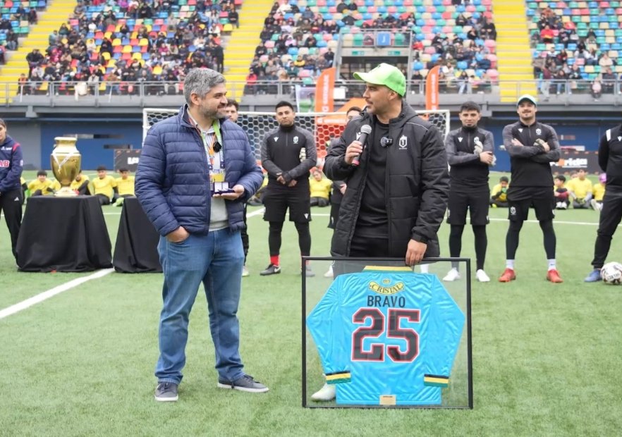 FOTOS | La Florida emocionó al eterno capitán: Claudio Bravo recibió una mítica camiseta de Colo Colo en evento de gira de despedida.
tinyurl.com/yz32dc7h