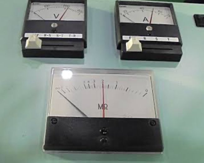 tokokaiun's tweet image. タンカー船のアースはどうなってるの?というご質問。浮いている船は電気的には中空状態。このため原則としてアースを出せません。このため漏電監視装置(絶縁監視装置)でリークを常時監視しています。アースが出ると原因を特定してその機器を取り除くことになります。鉄製の船体にボディアースを取っ…