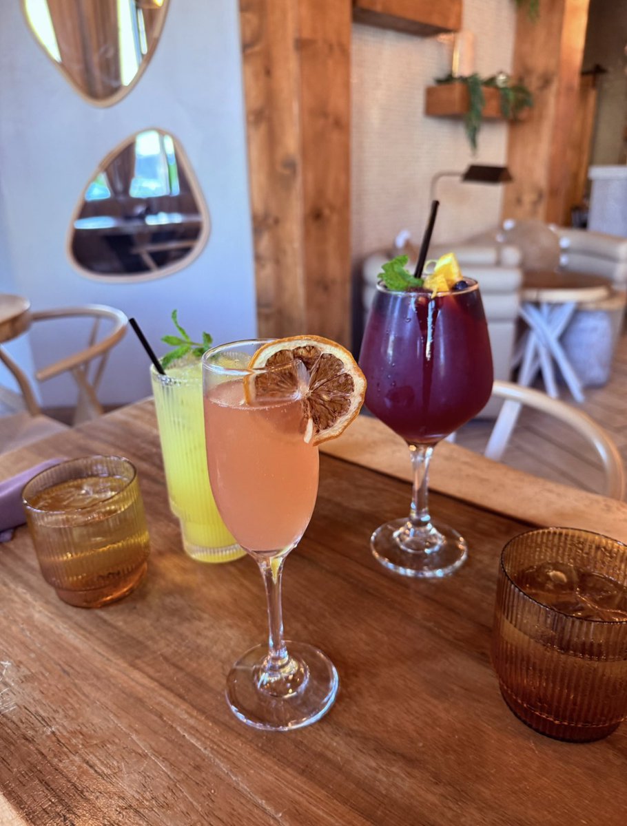 soulsynched's tweet image. pretty drinks with pretty girls