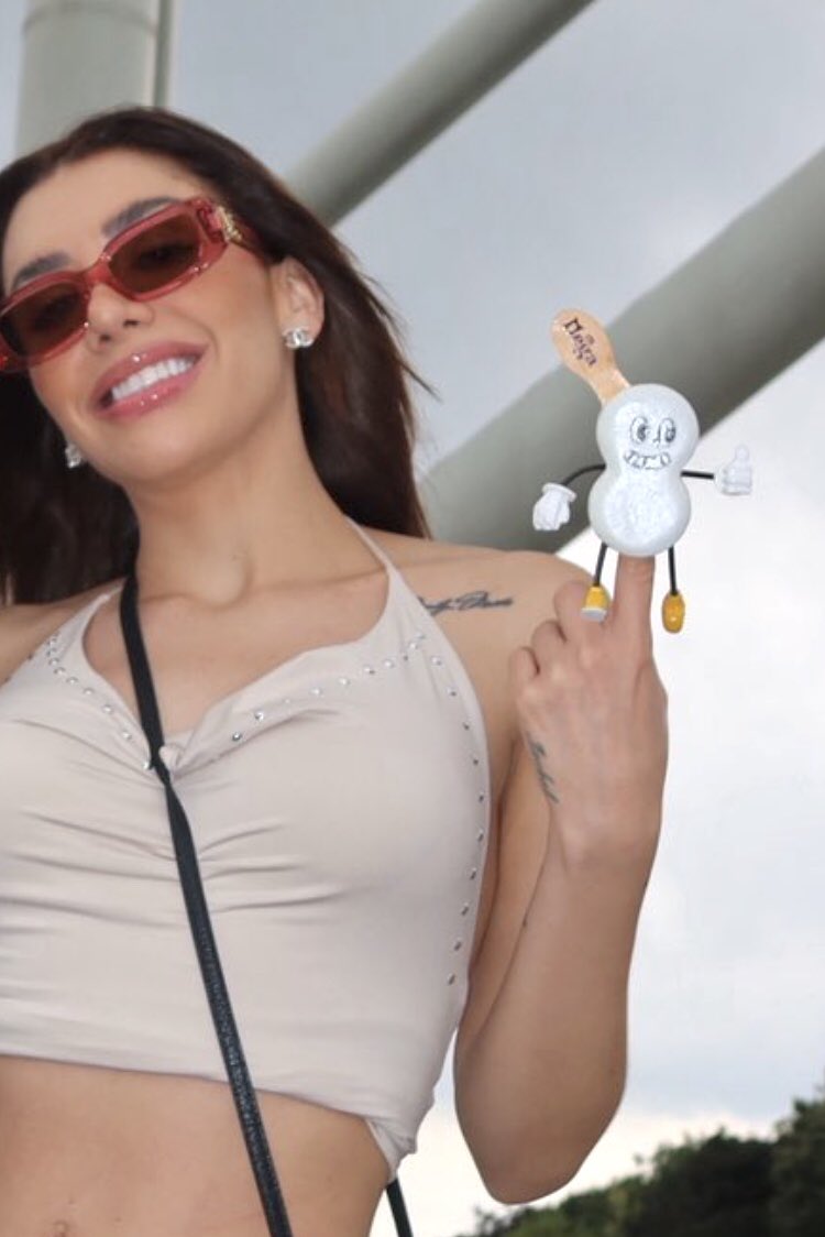 Moondeguerlain_'s tweet image. Karime: 😁
La paleta: 😬👍🏼
JAJAJAJA perdón tenía que hacerlo 🤣

KARIME X MEGA