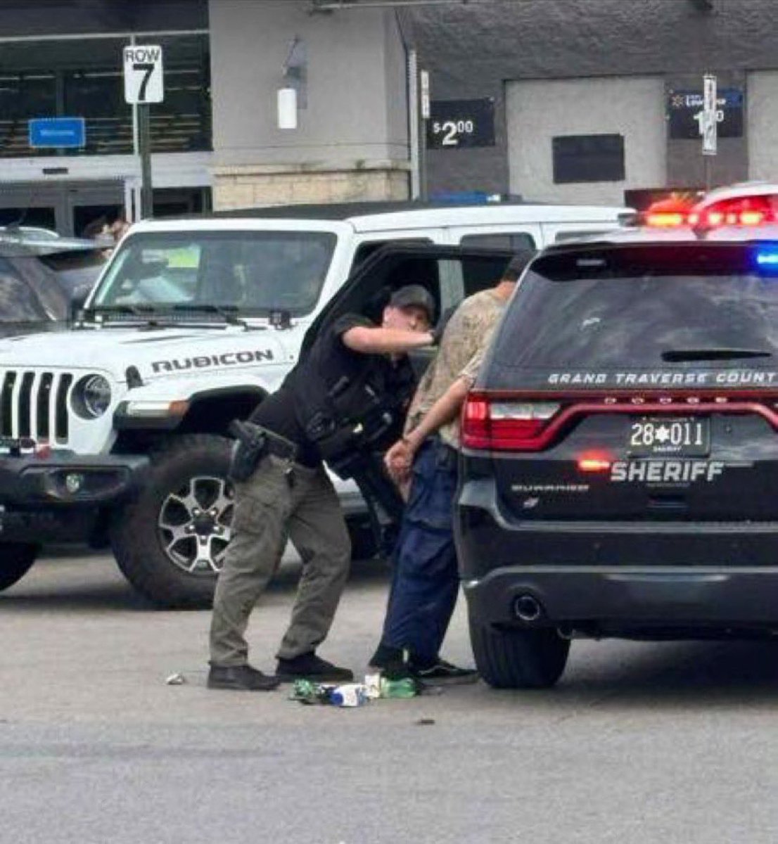 MundoEConflicto's tweet image. 🔴 #AHORA | Al menos 11 personas fueron apuñaladas en un Walmart de Traverse City, Michigan, según informó el hospital.