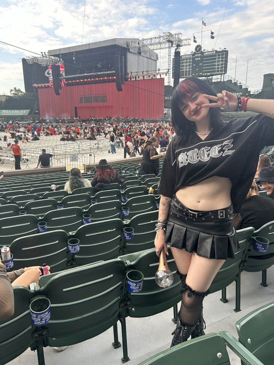 N01LlKEME8_8's tweet image. ready to shake ass to blind #ATEEZInYourFantasy