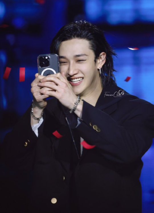 iambangchannie's tweet photo. genre on l’a rendu heureux à ce point??? regardez son sourire, carrément il a pris son téléphone et tout, on est tellement leurs chouchous https://t.co/Kw08ReXNpQ