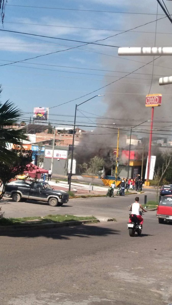 quierotvags's tweet image. Este sábado se vivió una jornada de incidentes violentos en Aguascalientes. Se registraron bloqueos con vehículos incendiados, ataques a tiendas y un homicidio. Autoridades desplegaron un operativo conjunto con fuerzas municipales, estatales y federales.
#quierotvags